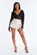 short de piel sintetica