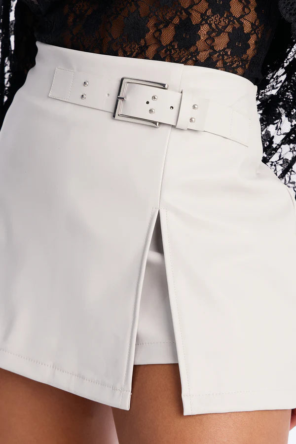 short de piel sintetica